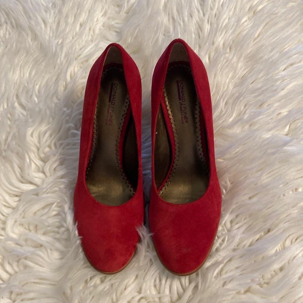 Donald J Pliner leather upper and leather sock liner with rubber sole 👠 size 6